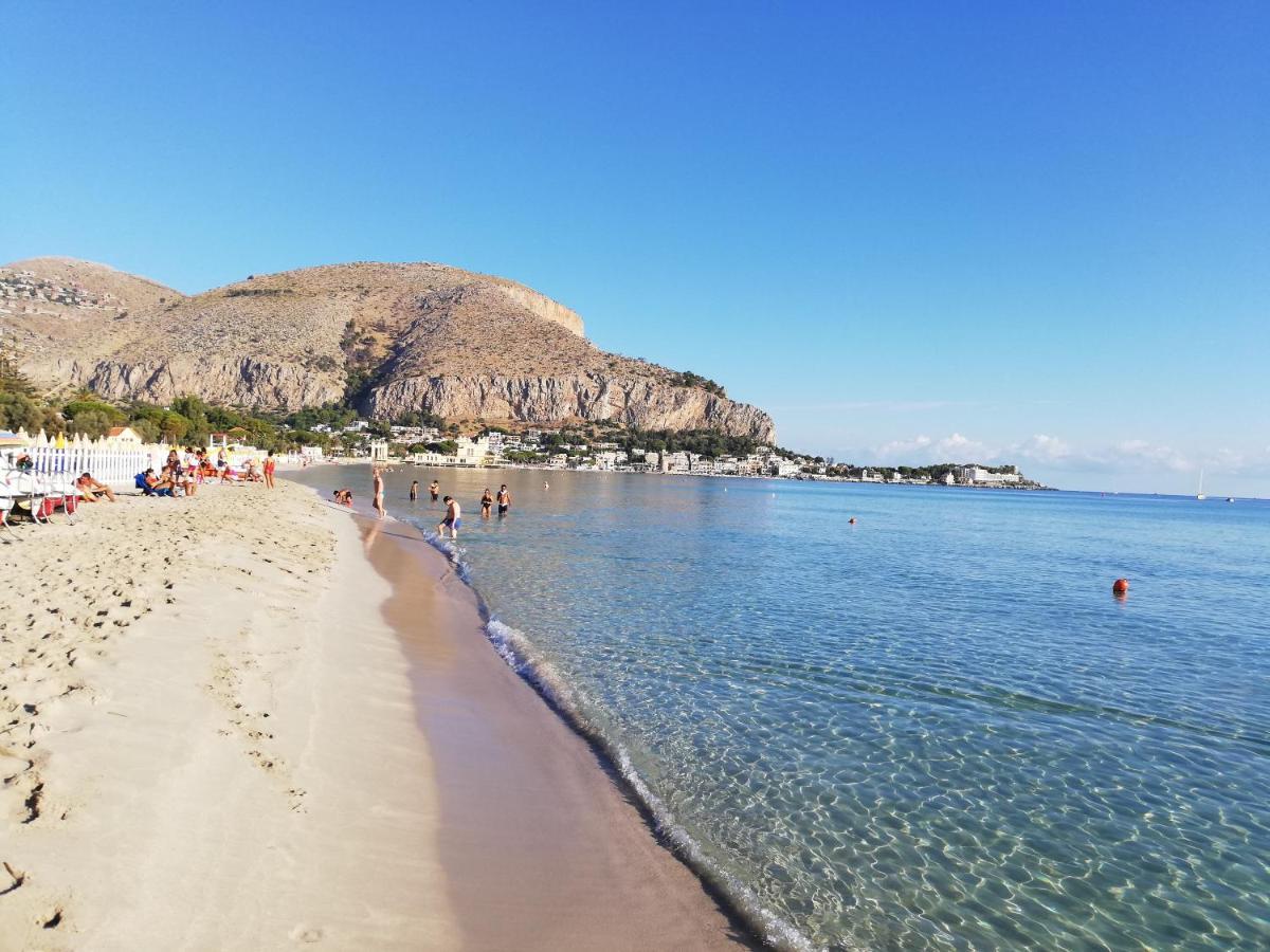 Charming apartment in Mondello Palermo Buitenkant foto